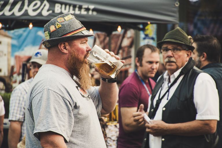 Strona główna 7 A lively scene at Oktoberfest in Nampa, Idaho featuring people enjoying beer outdoors.