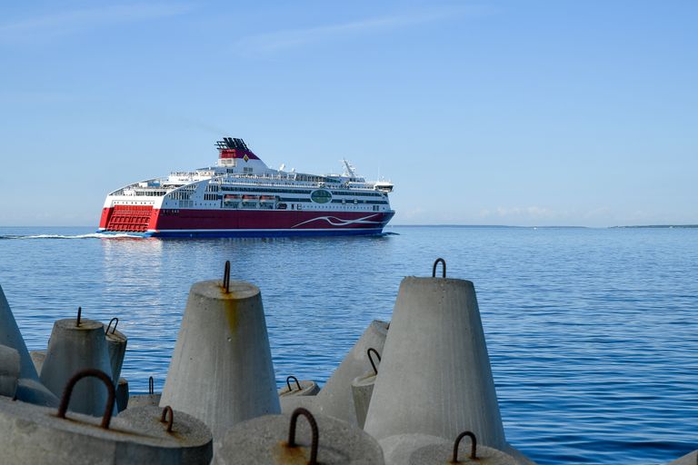 Strona główna 3 A passenger ferry sails past concrete tetrapods in Tallinn Bay, Estonia on a sunny day.