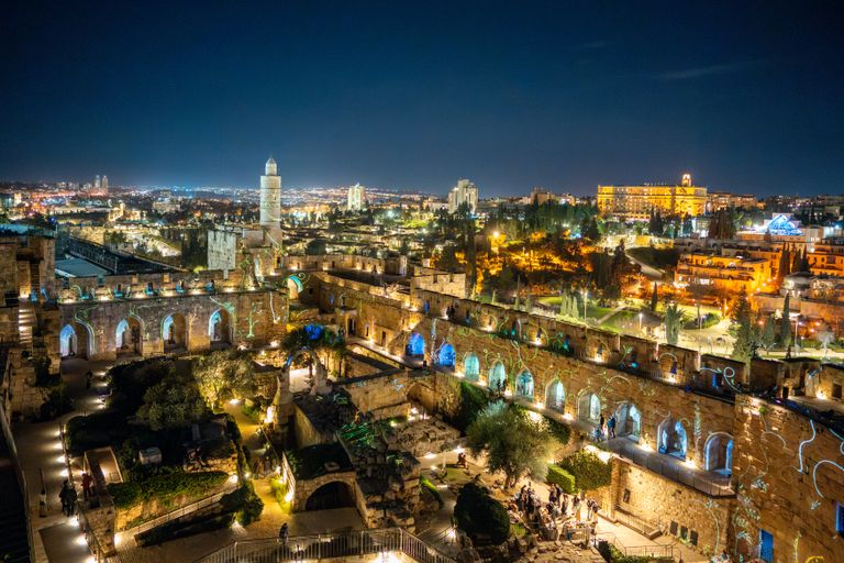Strona główna 75 A stunning nighttime view of the illuminated Tower of David and Jerusalem cityscape, showcasing historical architecture.