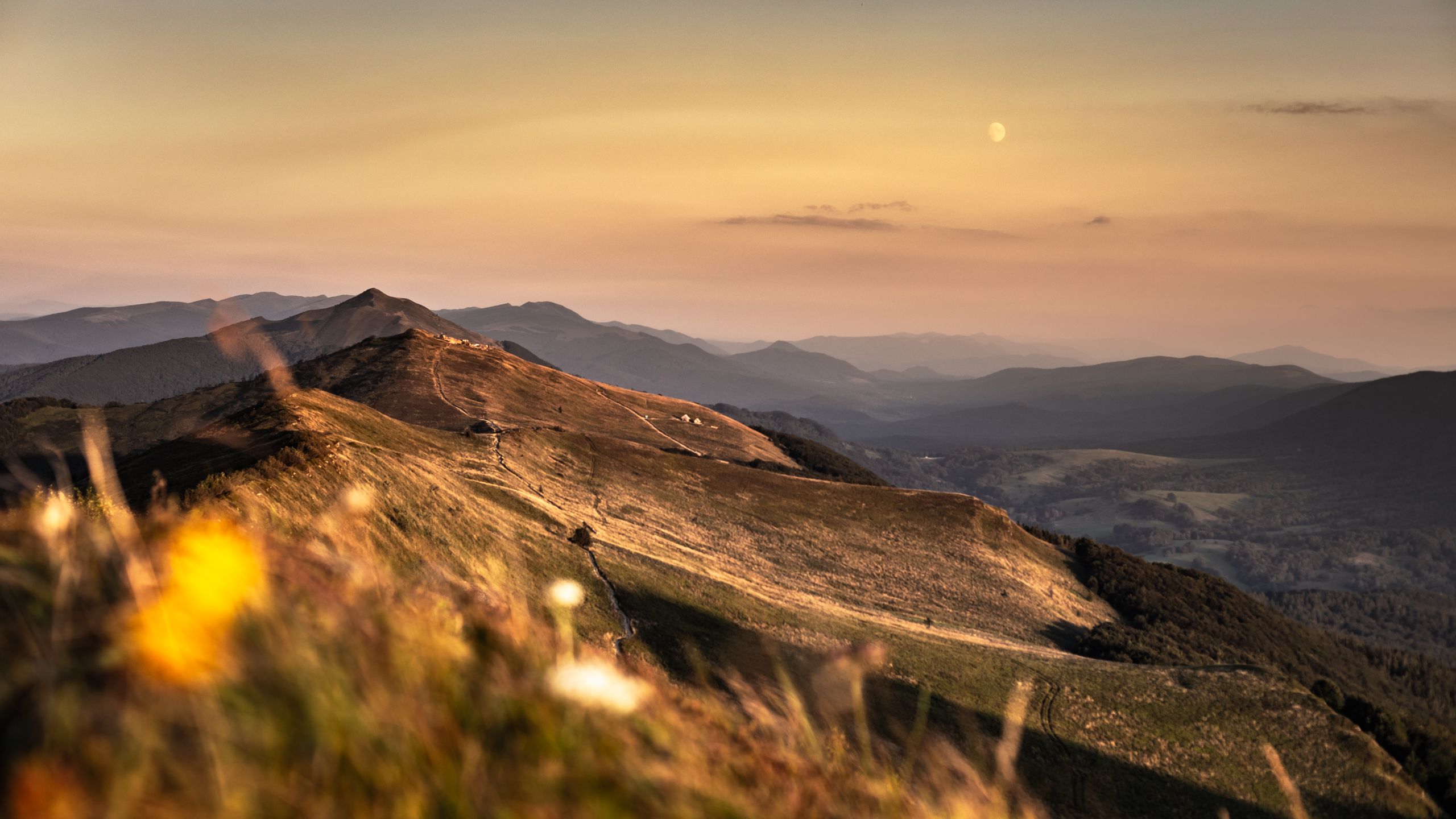 Wczasy i Wycieczki 7 Beautiful sunset view over the Bieszczady Mountains in Podkarpackie, Poland, capturing the serene landscape.