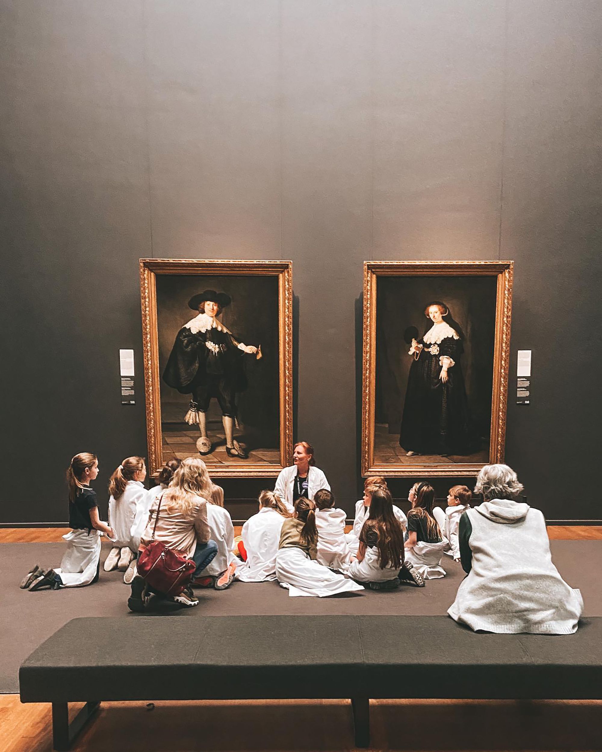 Wycieczki szkolne 6 Children's educational group viewing Rembrandt paintings at an Amsterdam museum.